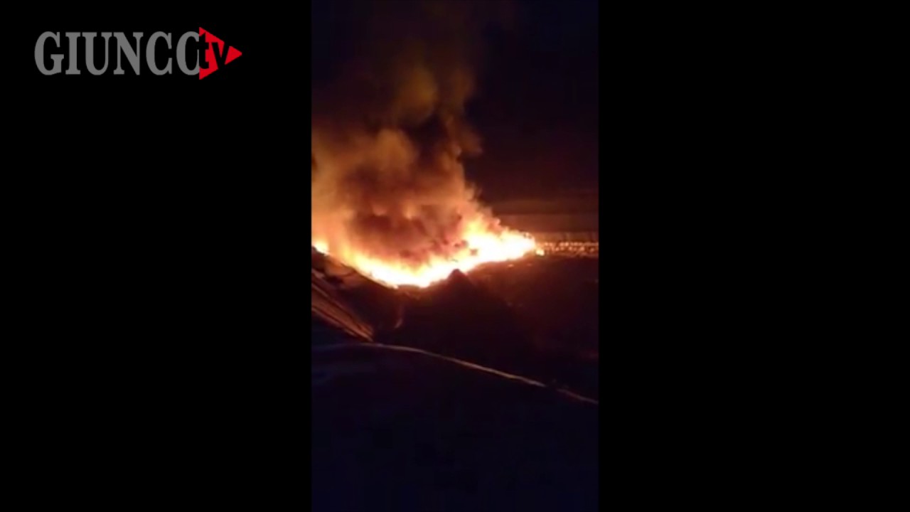 Incendio nella discarica: le immagini del rogo, bruciano rifiuti