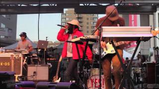K-Os - ELEctrik HeaT - the seekwiLL (Radiohead Remix, Yonge-Dundas Square, June 18 NXNE 2010)