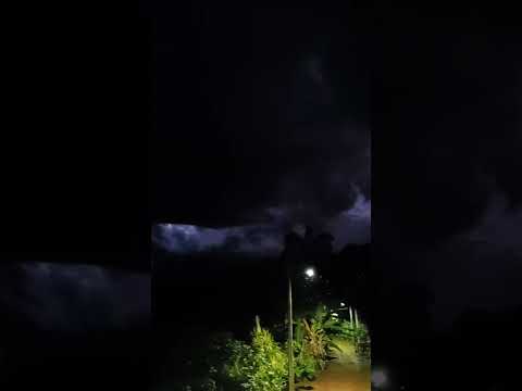 O tempo se formando aqui no interior de São Roque do Canaã-ES nesta terça feira. #clima #chuva #raio