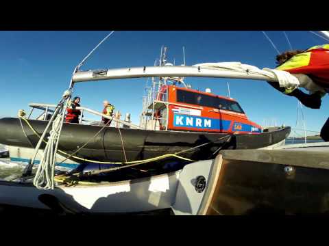 Hoekse redders oefenen met NH1816 in IJmuiden
