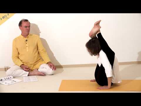 Sitzende Schildkröte mit Füßen hinter dem Kopf - Yoga Asana Lexikon