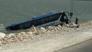 preview picture of video 'CUBA : Une autoroute de 42 KM sur la mer peux causé des maux de tête.'