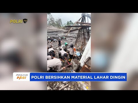 PERSONEL GABUNGAN POLDA JATIM BERSIHKAN MATERIAL LAHAR DINGIN &amp; DEBU PANAS YANG TIMBUN RUMAH WARGA