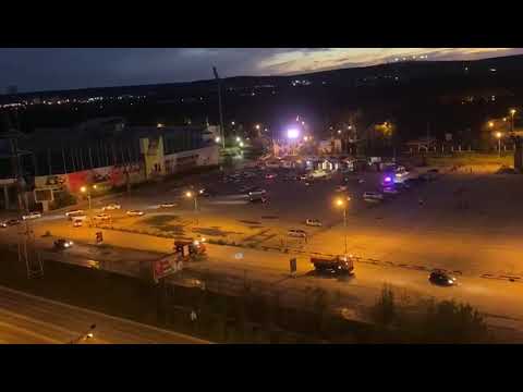 ВИДЕО: Патруль ГИБДД разгоняет собравшихся на Комсомольской площади Якутска