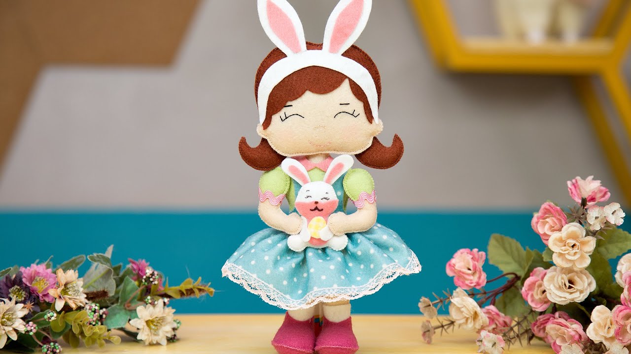 🐰 Boneca de Feltro com Coelhinho de Páscoa + Molde Grátis