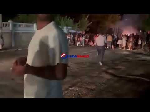 Protestas en 10 de Octubre: vecinos salen a las calles al grito de “libertad” durante un apagón