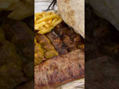 Sabor de Kebabs Absolutamente delicioso no restaurante persa Al Ustad kebab especial em Dubai.