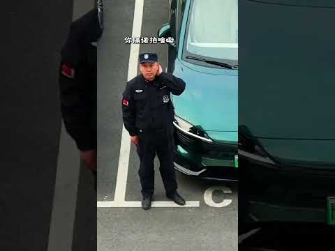 It can park itself with ease; the car is so high-end that the old man was stunned🤨#car #shorts #fyp