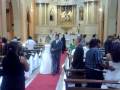 Cynthia, saliendo de la Iglesia