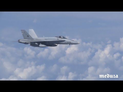 F-18 приблизился к самолету Сергея Шойгу