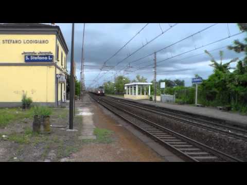 IL SALUTO DEL TRENO PASSEGGERI E DEL MERCIONE - 2 - 5 - 2014.