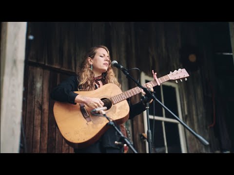 Meredith Moon - Slow Moving Train - The Saloon Sessions