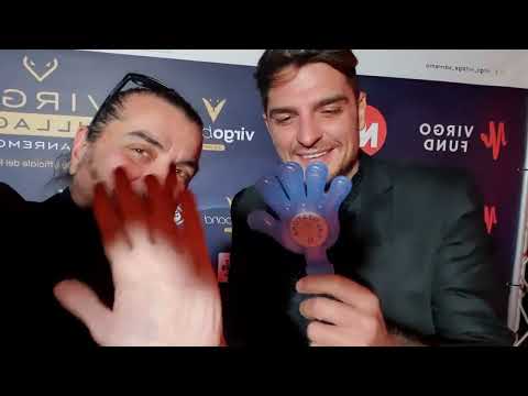 Festa di Novella 2000 al Virgo Village Luigi Favoloso saluta le fan col Salutatore