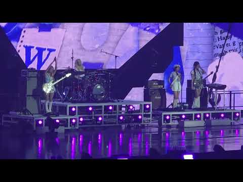 [4K] 260606 위버스콘(KSPO DOME) QWER 공연 풀버전 와이드 직캠 1부 (좀 멀어서 흔들림 주의..)
