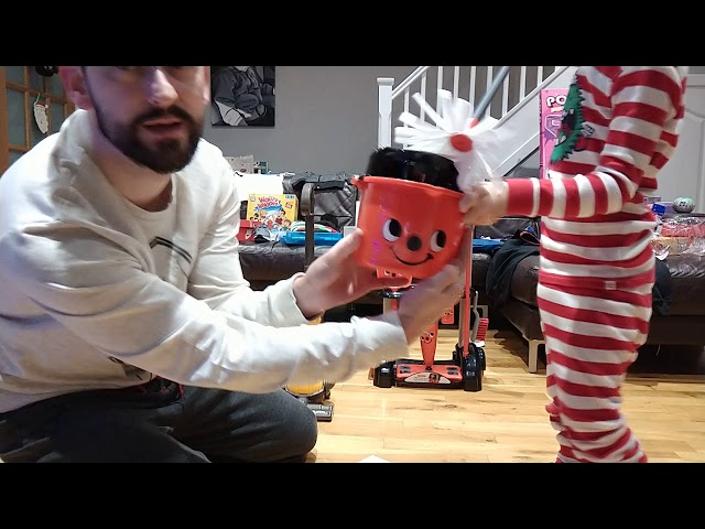 Vídeo relacionado con Casdon Henry Mop & Bucket | Juego de Limpieza de Juguetes de Marca para niños a Partir de 3 años | Cuenta con la Cara descarada de Henry para Mucha diversión de Limpieza
