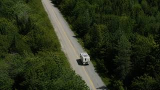 Família se perde em uma estrada misteriosa, e acabam presos em uma cidade impossível de sair.