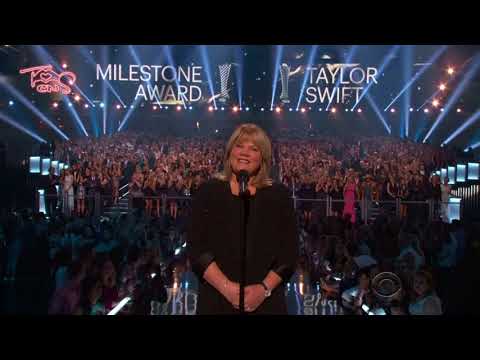 TS_06  Taylor’s mom presented her with the Milestone award at the 2015 ACMs