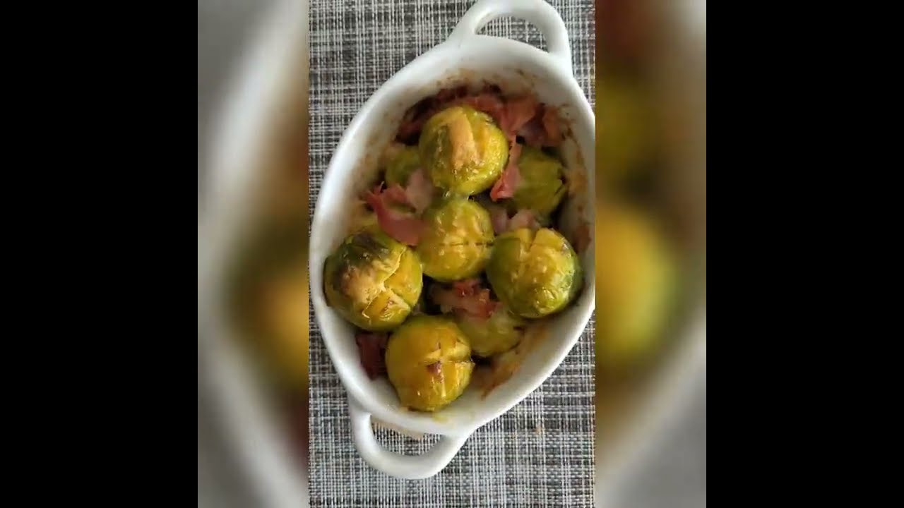 un modo diverso di gustare i Cavoletti di Bruxelles, gratinati  con speck e formaggio grattugiato