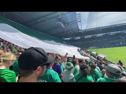 2022-05-15 SV Werder Bremen - SSV Jahn Regensburg - 2:0 - Einlauf der Mannschaften