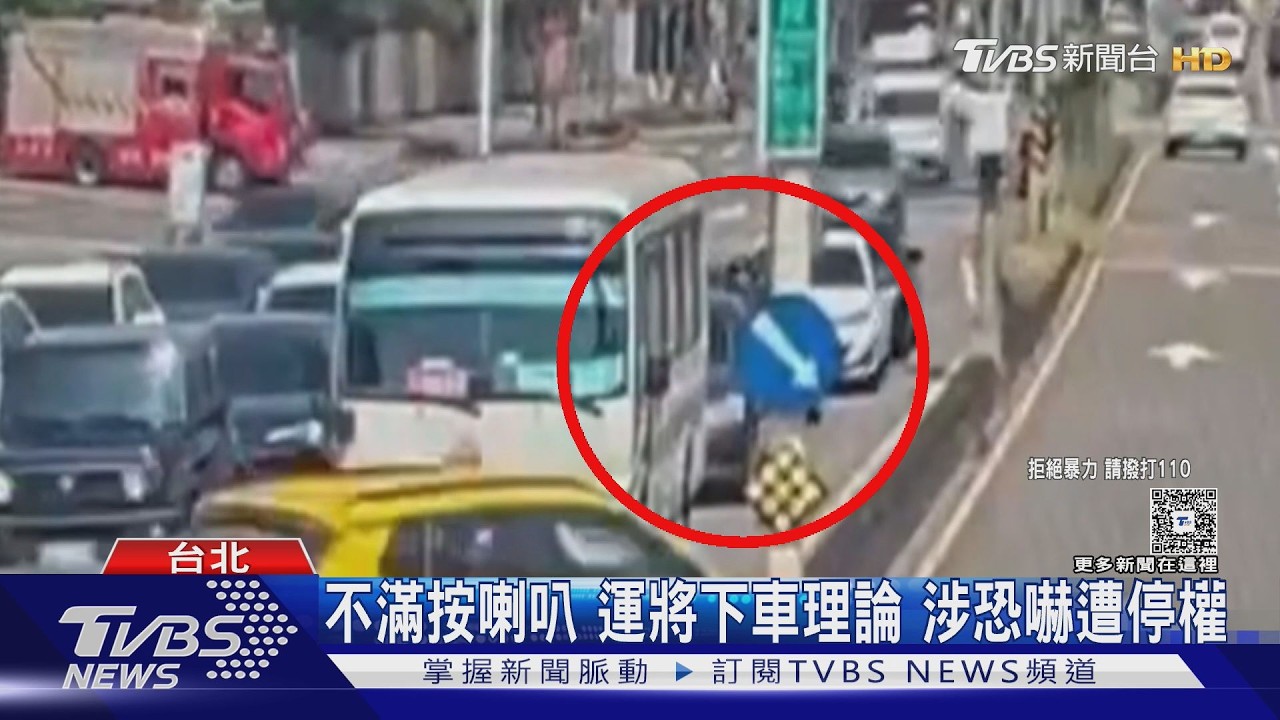 影音/花蓮轎車自撞電桿「轉90度」!後車追撞釀連環撞 零件噴滿地