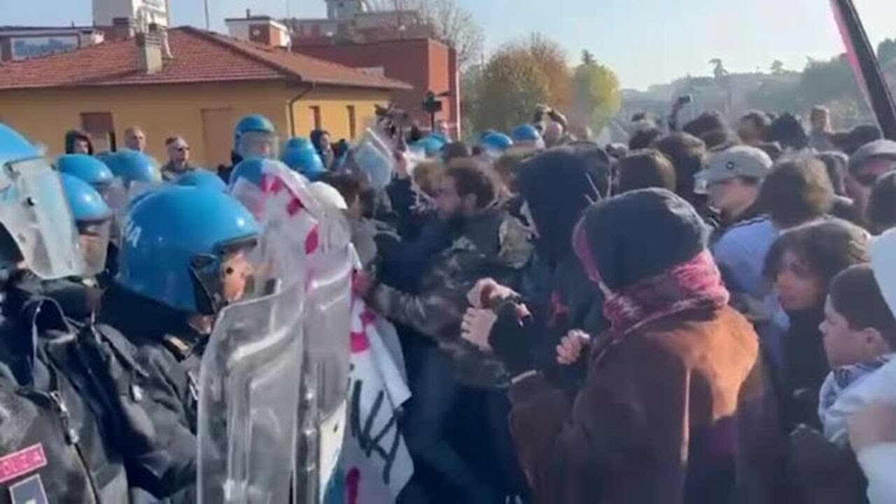 Corteo verso l'Anci a Bologna, tafferugli e cariche