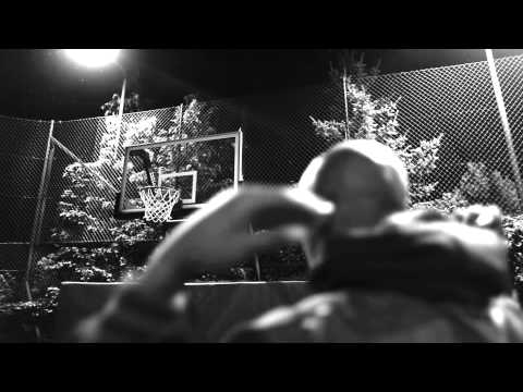 Reklama sklepu koszykarskiego Basketmania z udziałem Michaela Hicksa