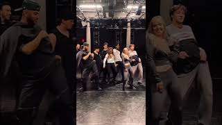 Paula Abdul dances to “Cuff It” by Beyoncé