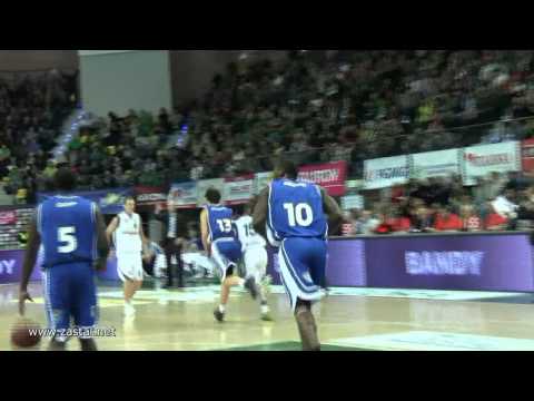 Walter Hodge dunks against Kotwica Kołobrzeg