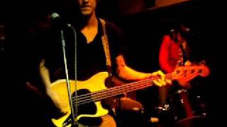 Tatu d'Cove tocando Pirate Love do Johnny Thunders & The Heartbreakers