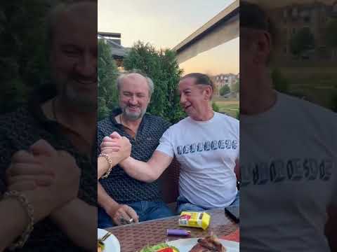 225-883 je broj koji je Sejo zvao da nam dođe Ado Gegaj i Jašar Ahmedovski, a oni se ne javljaju 😁