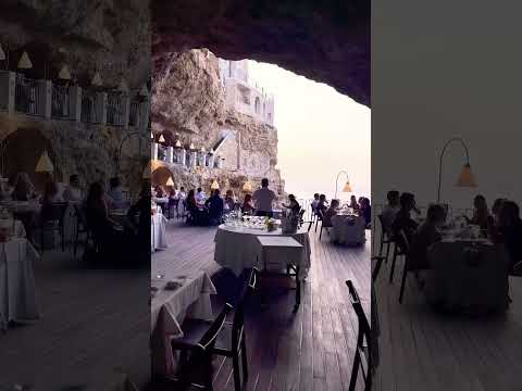 Um dos restaurantes mais bonitos - Grotta Palazzese na Puglia, Itália #restaurantes #italy