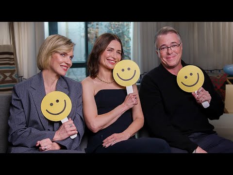 afbeelding "NO FOOD STUFFED IN FOOD!" | Pluribus' Rhea Seehorn, Karolina Wydra & Vince Gilligan - Happy or Sad