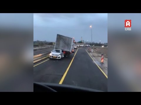 Vrachtwagen kantelt tijdens storm op N207 tussen Alphen en Leimuiden