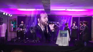דון סטרן שר באירוע שנערך לאחרונה עבור ארגון Kesher Nafshy