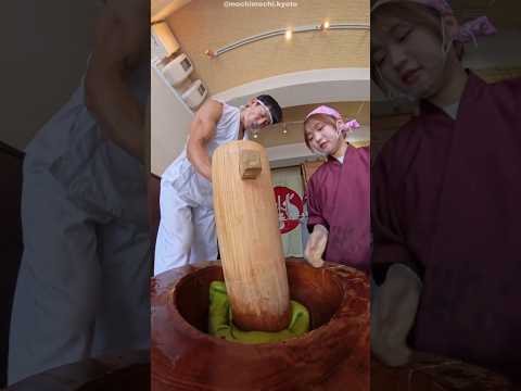 A unique way of making mochi (@mochimochi.kyoto)