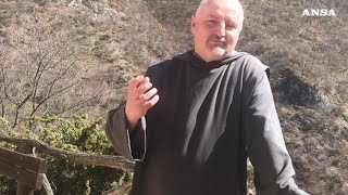 Il frate eremita in fuga dal mondo matto