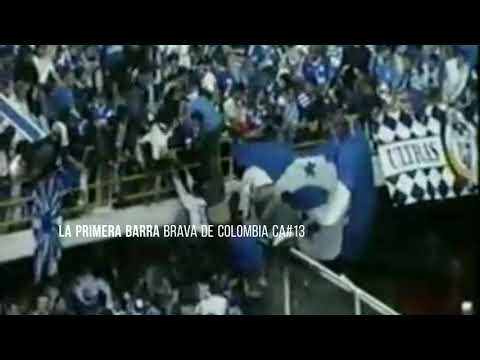 "De bajas a altas en la lateral norte del comando" Barra: Comandos Azules • Club: Millonarios