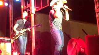 Justin Moore-BACK THAT THING UP (LIVE)