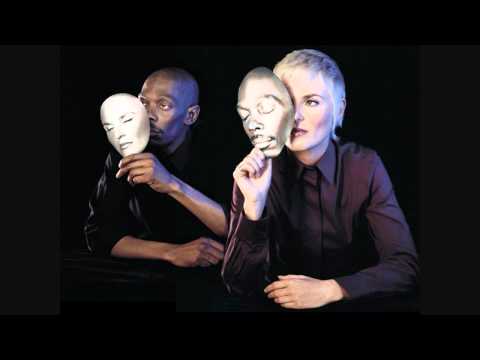 Videoclip de Liontamer (Ernest St. Laurent Remix) — Faithless