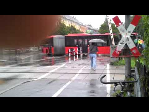 RTW 12/83/1 Konstanz wird von Bus behindert