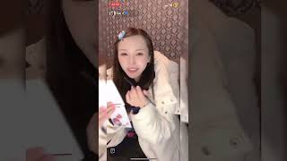 お出かけ前のサテン #パンチラ