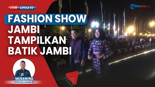 Gubernur Al Haris & Istri Hesnidar Tampil di Fashion Show Jambi Berbatik, Mempesona Pakai Batik Khas