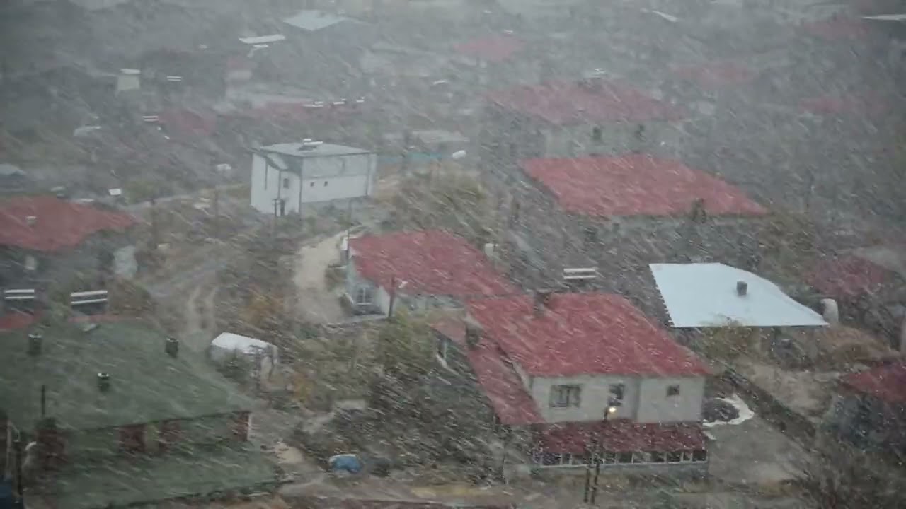 Yüksekova’nın şehir merkezine mevsimin ilk karı yağdı