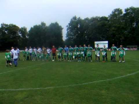 VfL   Baki Günter Koch beim VfL 5 im zweiten Versuch Einlaufen der Mannschaften