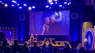 Fedcon 2023 : THE KISS / Amanda Tapping (Carter) - Richard Dean Anderson (O'Neill)