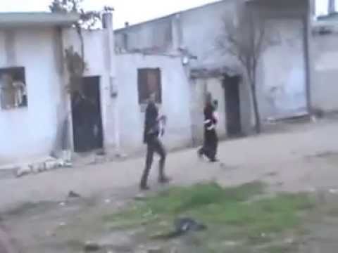 مقاتلي كتيبة جعفر الصادق يقومون بإجلاء المدنيين من منازلهم في دير بعلبة أثناء قصف قوات النظام