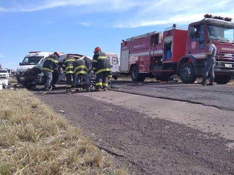 Colisão frontal entre carro e caminhão deixa vítima fatal na SP-425, em Martinópolis