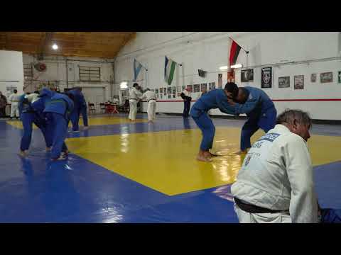 Jueves de lucha en Academia de judo Cinco Saltos, Río Negro, Argentina. Video 2