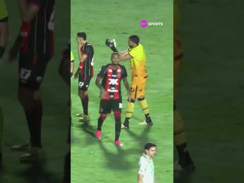 VAR CHAMOU PRA DUAS EXPULSÕES DO VITÓRIA E O TIME BAIANO RECLAMOU DESSA ENTRADA DO MAURÍCIO #shorts