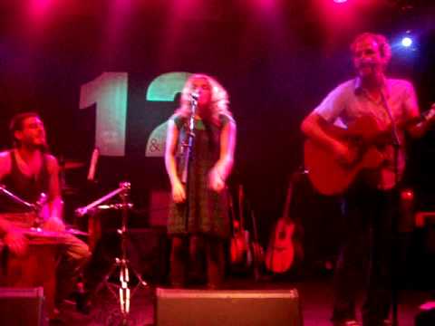 02.- Sneezing (Laura More Freaks)